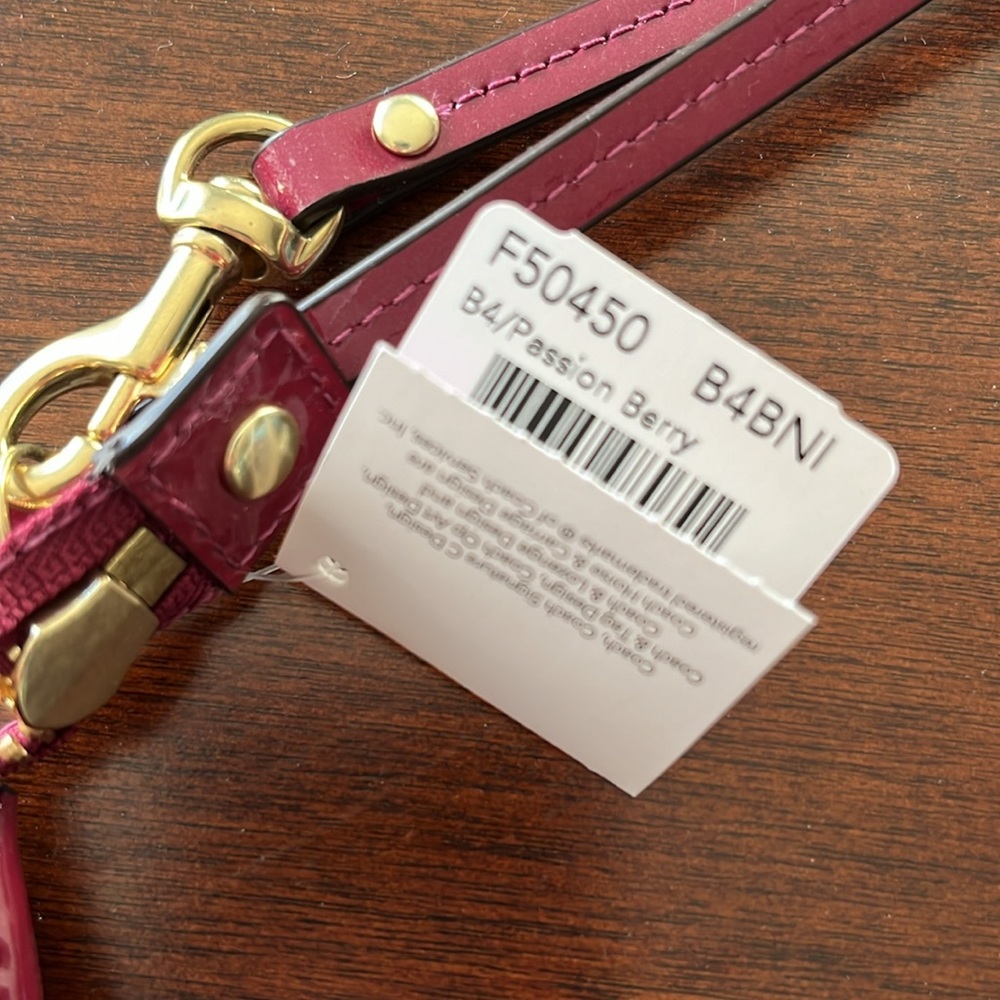 NWT Coach Peyton embossed Patent wristlet - Picture 5 of 8